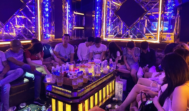 Dozens of long legs and men play illegal things in a VIP karaoke bar - Photo 1.