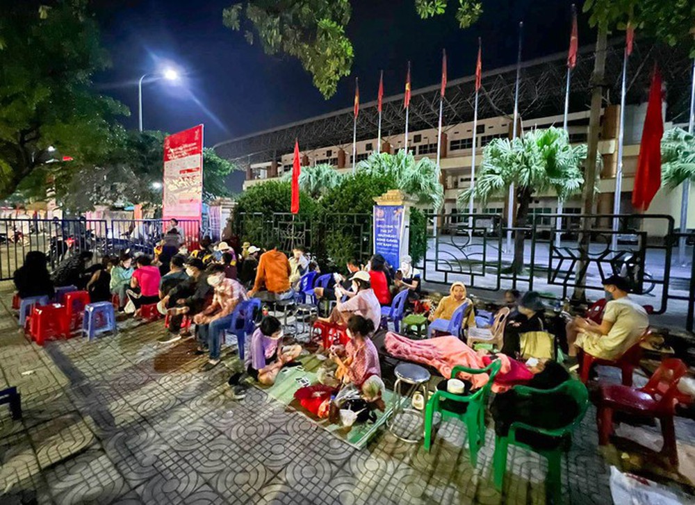 Fans lined up, spread the afternoon before 11 hours to buy tickets to watch U23 Vietnam kick the 31st SEA Games - Photo 1.