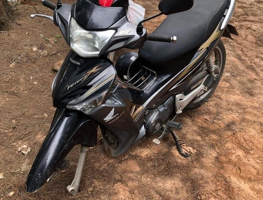  Dựng xe máy 10 phút ở bờ biển, bị kẻ gian tháo mất bánh trước  - Ảnh 1.