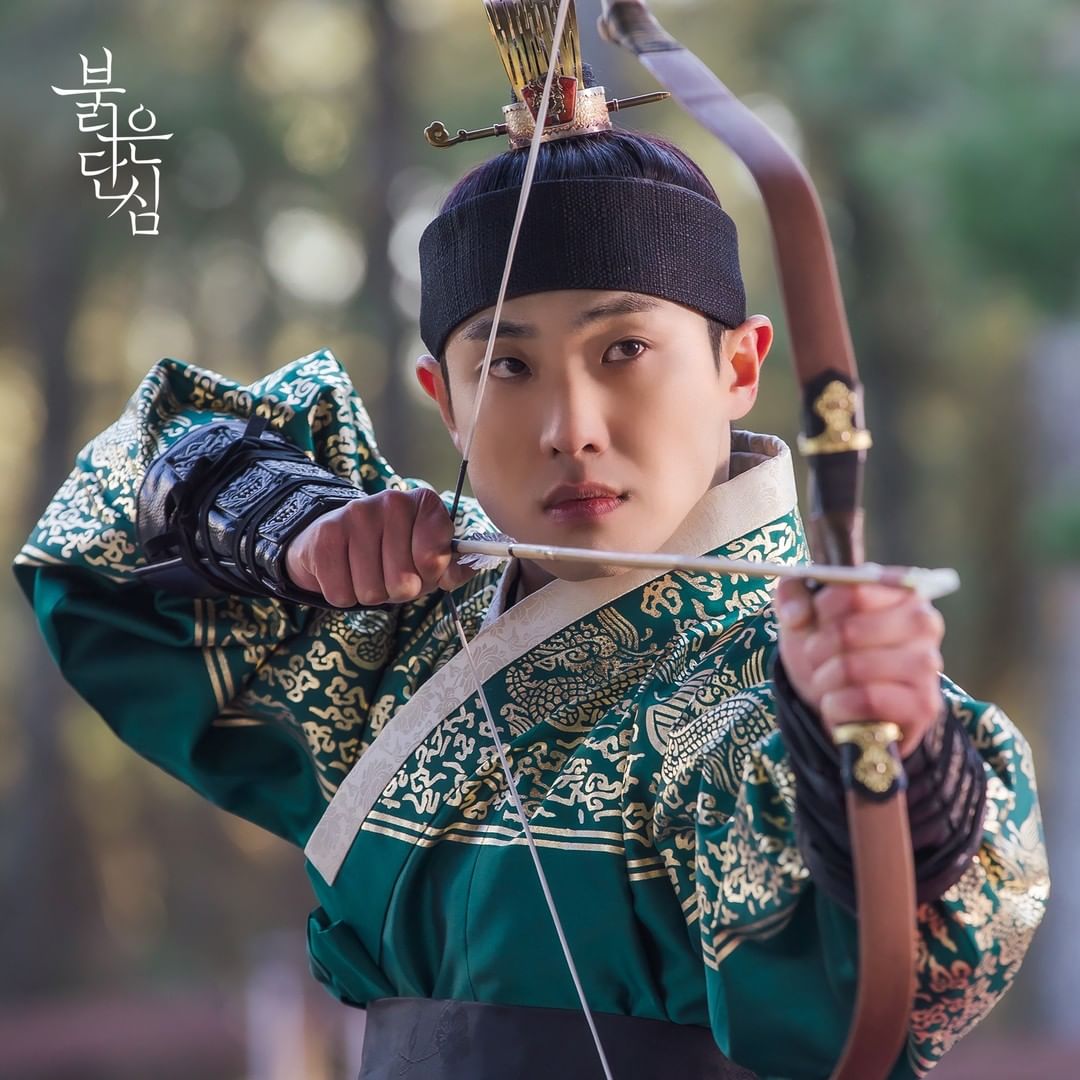 Thay cha lên làm vua, Lee Tae gây ra nhiều mâu thuẫn bằng lối cai trị hà khắc. Vị vua trẻ thậm chí xung khắc với đại thần Park Gye-won - người đang nắm giữ quyền lực chỉ sau nhà vua.
