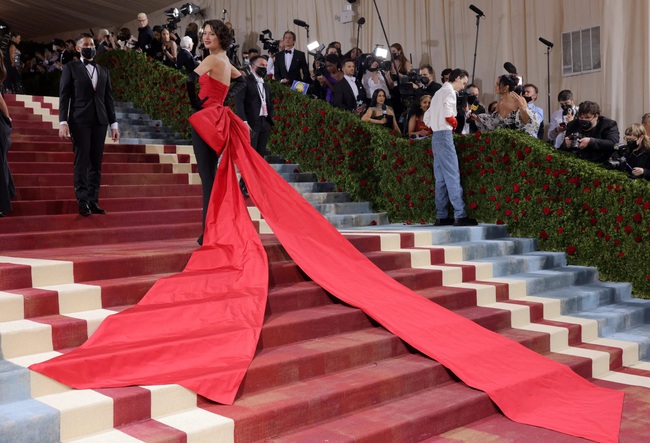 Đầm Đỗ Thị Hà xuất hiện hoành tráng trên thảm đỏ Met Gala, còn được mặc bởi siêu mẫu lừng danh - Ảnh 6.