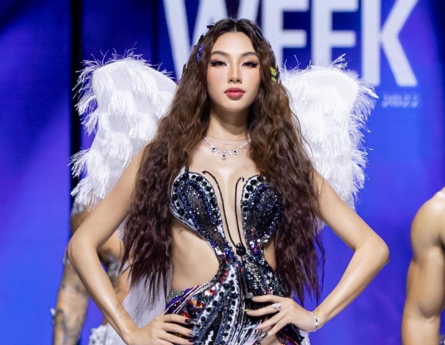 3 người mẫu vấp ngã tại sàn diễn Tuần lễ thời trang Quốc tế Việt Nam - Ảnh 2.