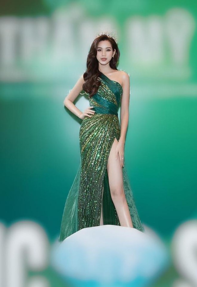 Diện lại váy dạ hội từng trình diễn ở bán kết HHVN 2020, Đỗ Thị Hà khoe chân dài 1m1 nóng bỏng  - Ảnh 2.