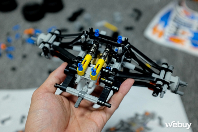 Lần đầu chơi LEGO 1432 mảnh: Mất 10 tiếng mới ghép xong, thành hình xe đua F1 McLaren chân thật từng chi tiết - Ảnh 11.