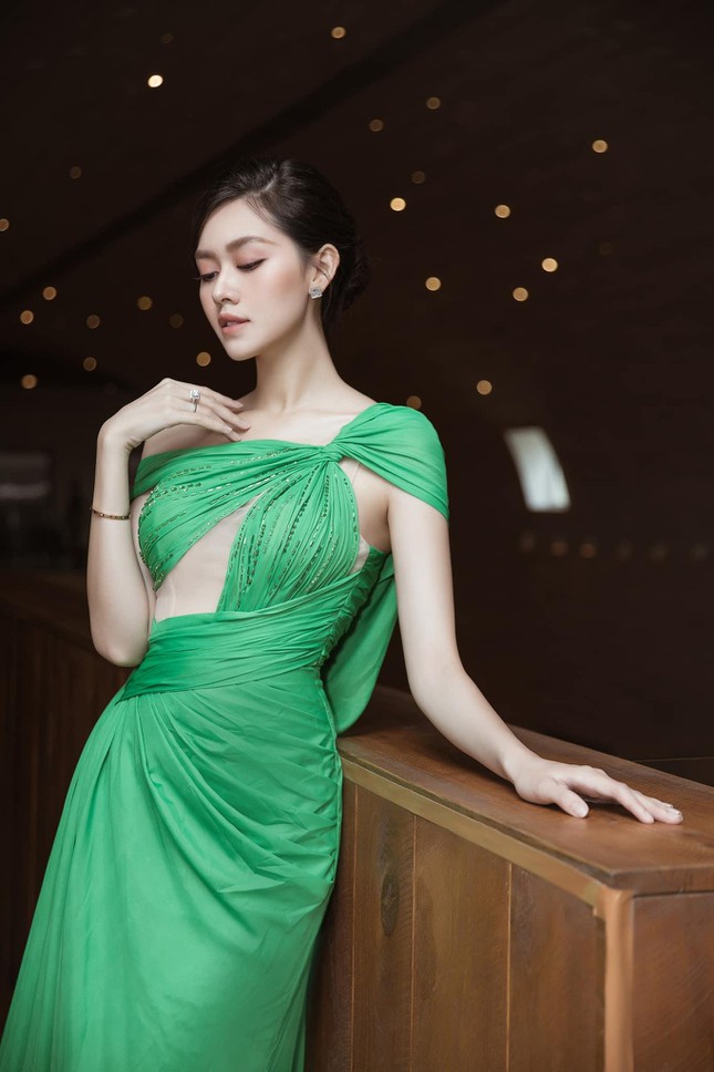 Diện lại váy dạ hội từng trình diễn ở bán kết HHVN 2020, Đỗ Thị Hà khoe chân dài 1m1 nóng bỏng  - Ảnh 6.
