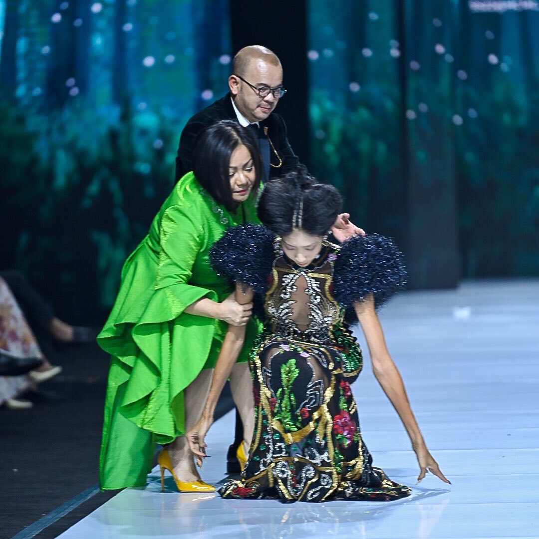 3 người mẫu vấp ngã tại sàn diễn Tuần lễ thời trang Quốc tế Việt Nam - Ảnh 8.