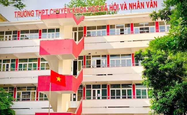 Hơn 1.000 thí sinh đầu tiên dự thi lớp 10 hệ trường chuyên tại THPT Chuyên Khoa học xã hội & Nhân văn - Ảnh 1.