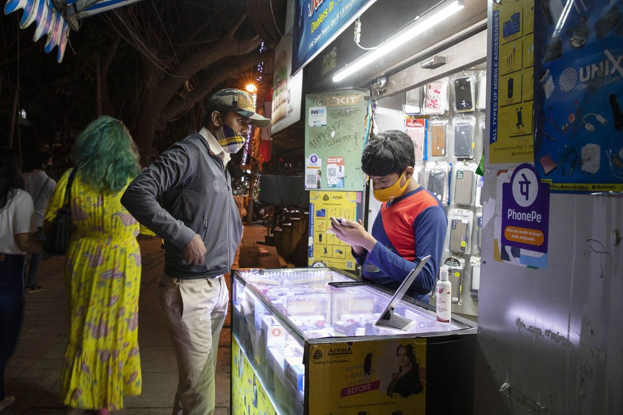 India: Digital payments boom, beggars receive twice as much money when using QR codes - Photo 2.
