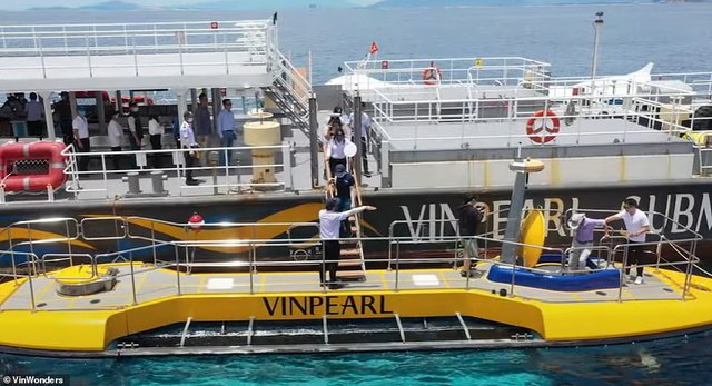 Unique tourist submarine service in Nha Trang on British newspaper - Photo 2.