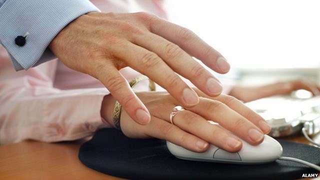 Nh&igrave;n gợi t&igrave;nh, nh&aacute;y mắt li&ecirc;n tục... c&oacute; thể bị xem l&agrave; quấy rối t&igrave;nh dục tại nơi l&agrave;m việc - Ảnh 2.