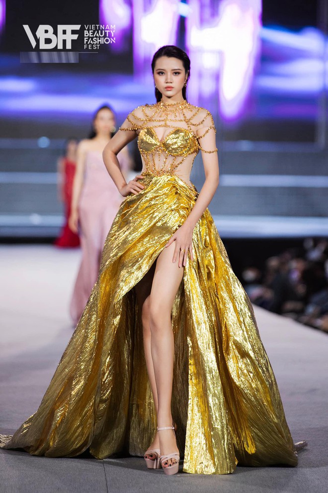 Nhan sắc c&ocirc; g&aacute;i S&aacute;n D&igrave;u ở chung kết Miss World Vietnam 2022: Chiều cao ấn tượng, sắc v&oacute;c n&oacute;ng bỏng - Ảnh 6.