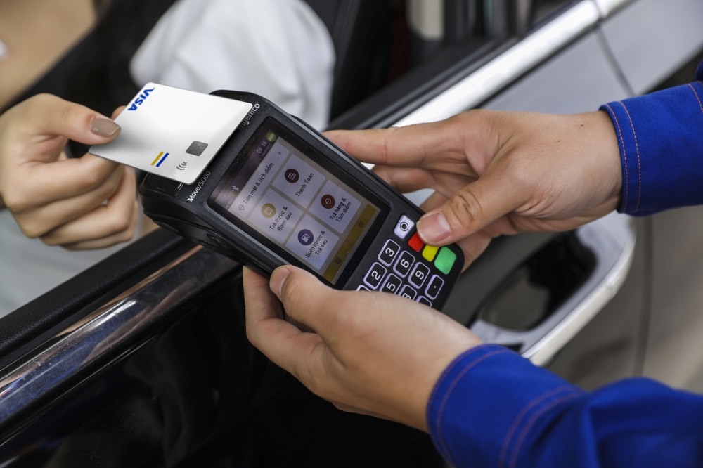 Customers buying gasoline can use contactless payment cards - Photo 1.