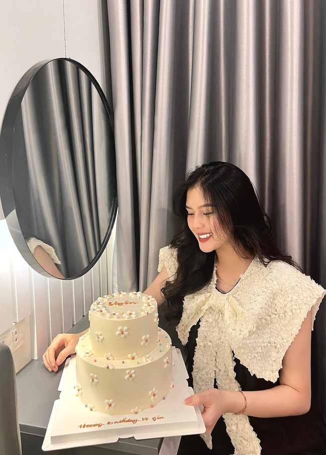 Cầu thủ Việt ting ting chúc mừng sinh nhật vợ mới cưới kèm theo con số khủng - Ảnh 2.