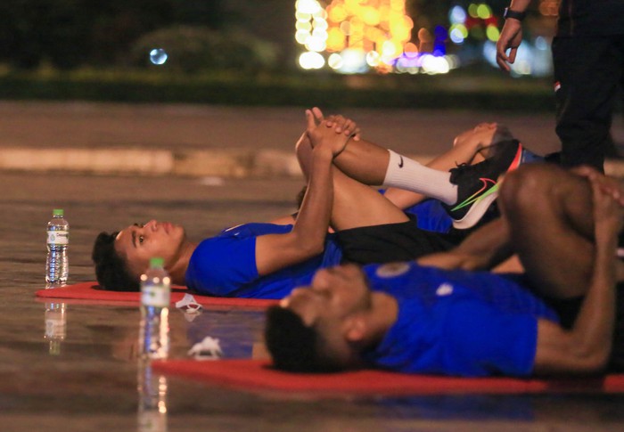 U23 Indonesia tập buổi đầu tiên trên sân gạch ở quảng trường cạnh khách sạn - Ảnh 7.