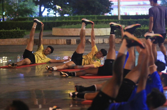U23 Indonesia tập buổi đầu tiên trên sân gạch ở quảng trường cạnh khách sạn - Ảnh 8.