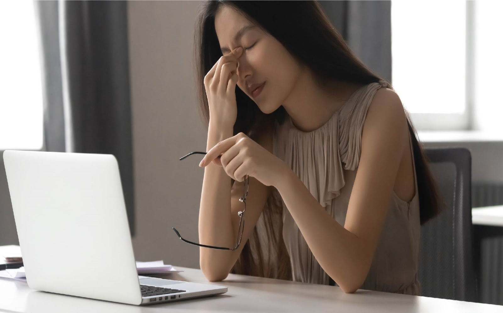 Người phụ nữ đột nhiên ngứa và tiết dịch trắng ở mắt, bác sĩ gắp ra rất nhiều sinh vật bò lồm ngồm chỉ vì sai lầm khi trang điểm nhiều chị em mắc phải - Ảnh 1.