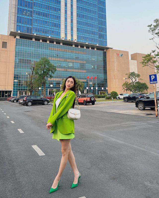 Let Luong Thuy Linh help you overcome your fear of buying a banana green dress with a very high-quality outfit - Photo 3.