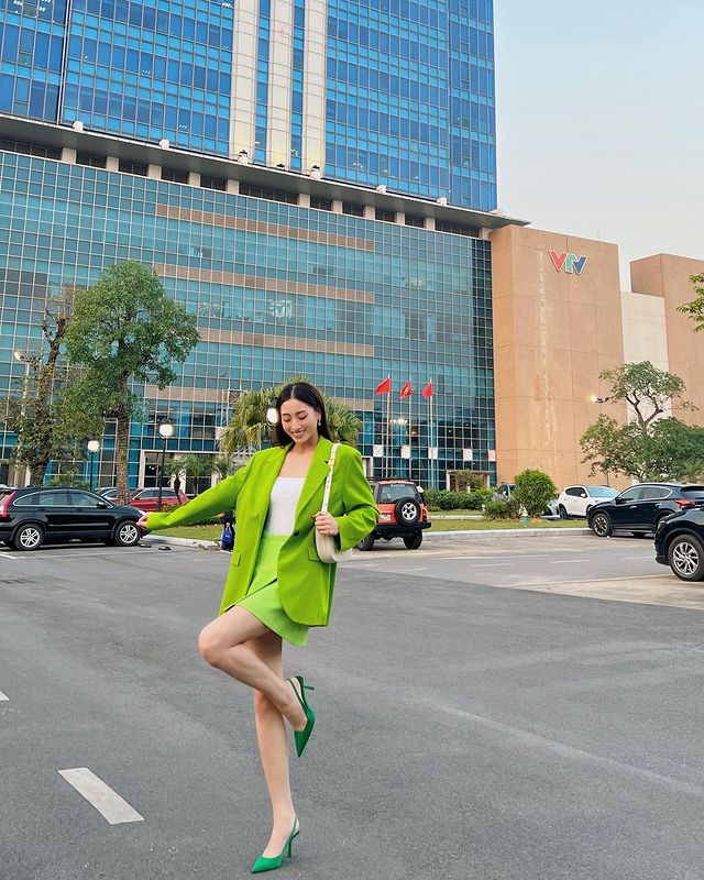 Let Luong Thuy Linh help you overcome your fear of buying a banana green dress with a very high-quality outfit - Photo 4.