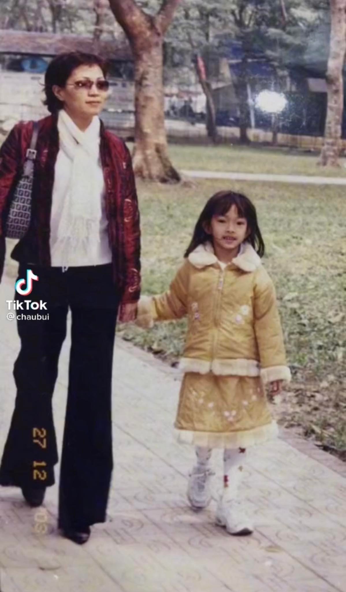 Chau Bui shows off photos of his childhood with his great mother, now he knows where the fashionista gene comes from!  - Photo 2.