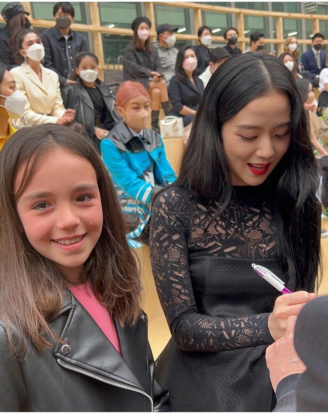 The girl who is famous for her broken expression when she meets Jisoo (BLACKPINK at the luxury event is the daughter of the Dior director - Photo 3.