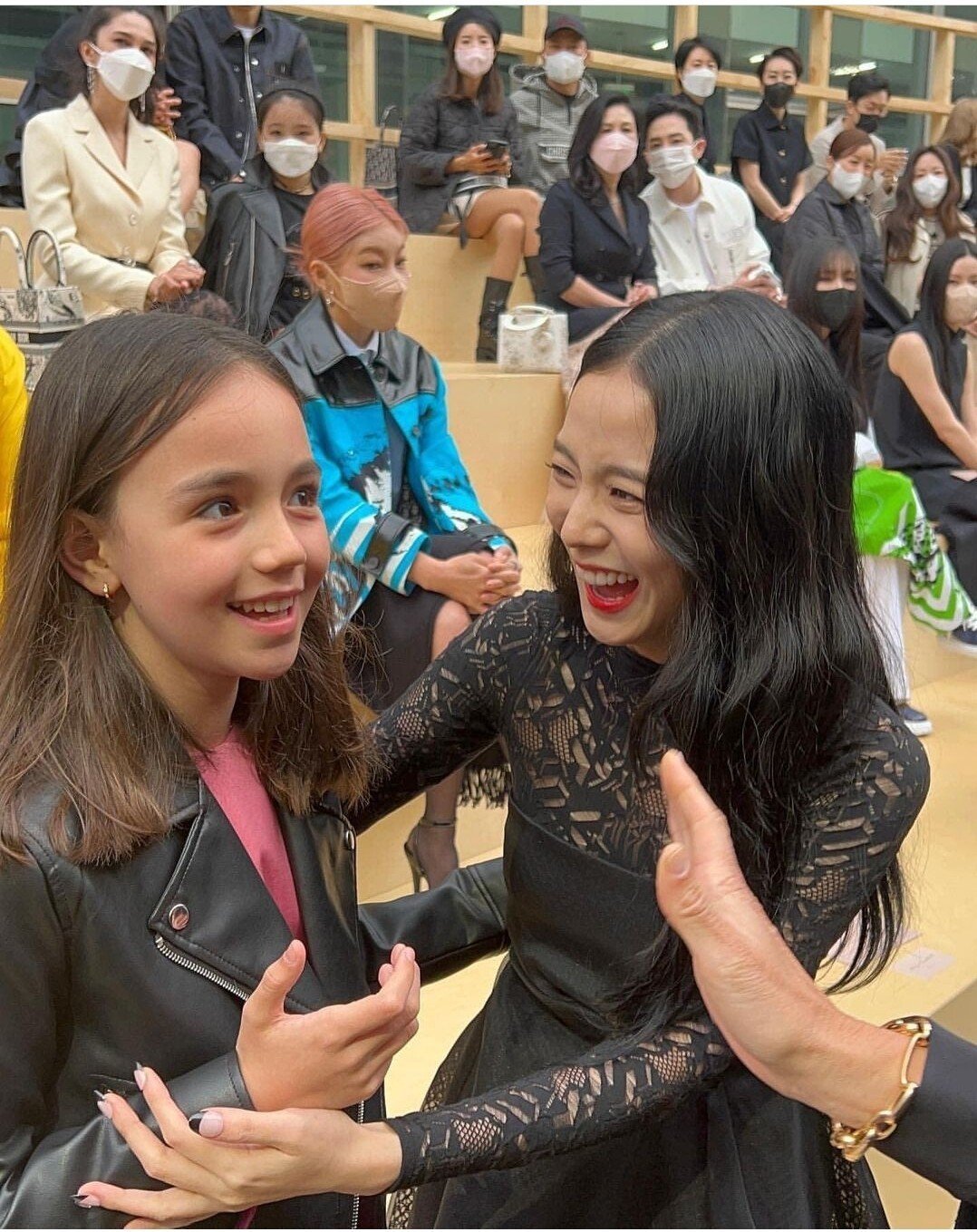 The girl who is famous for her broken expression when she meets Jisoo (BLACKPINK at the luxury event is the daughter of the Dior director - Photo 5.