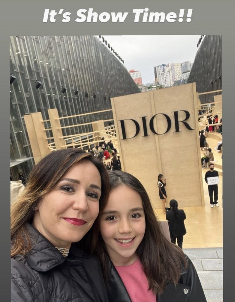 The girl who is famous for her broken expression when she meets Jisoo (BLACKPINK at the luxury event is the daughter of the Dior director - Photo 4.