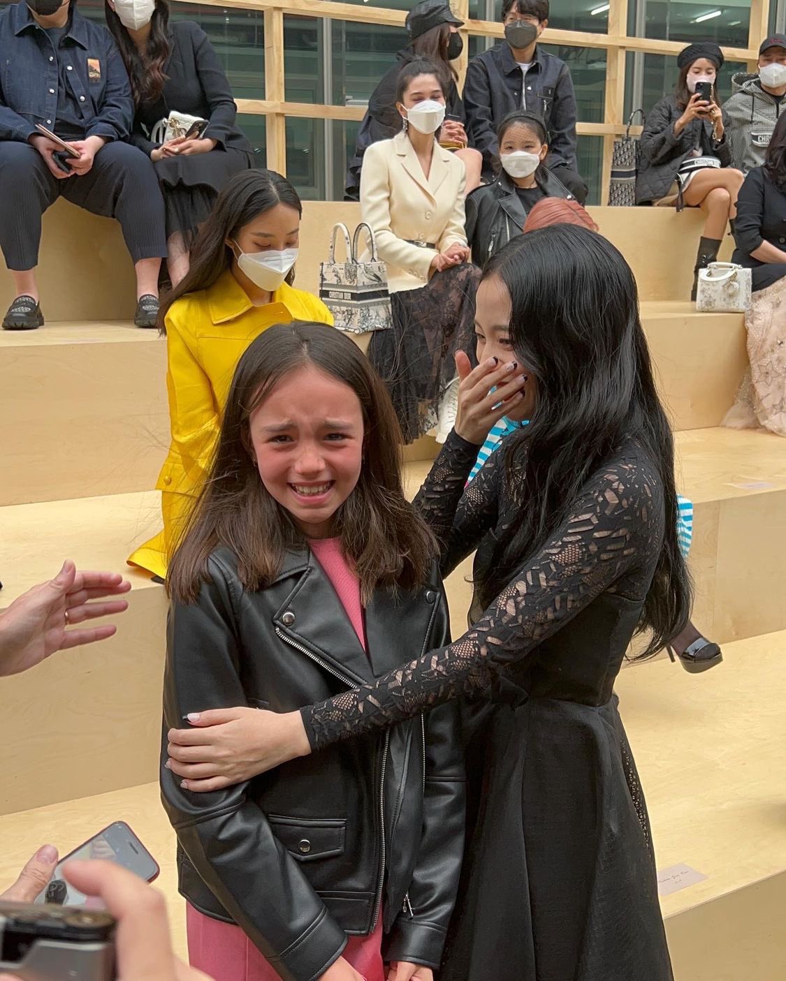 The girl who is famous for her broken expression when she meets Jisoo (BLACKPINK at the luxury event is the daughter of the Dior director - Photo 6.