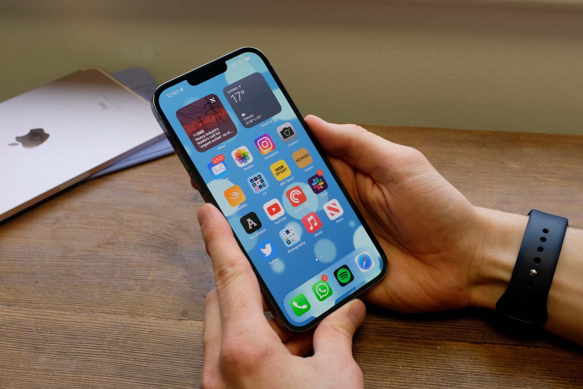 iPhone 13 thống trị bảng xếp hạng smartphone bán chạy nhất thế giới - Ảnh 1.