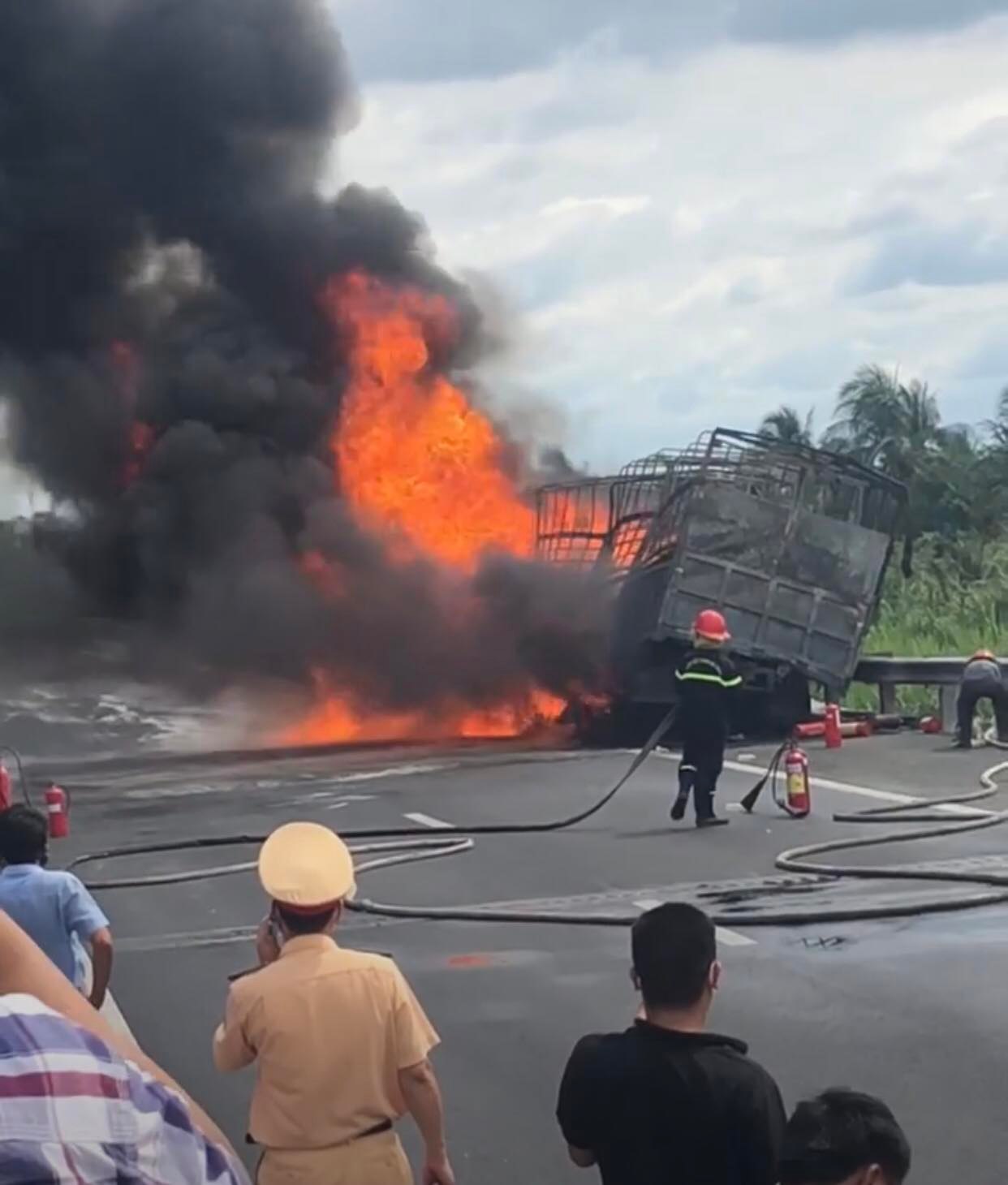 The cause of the oil tanker burning on the highway Ho Chi Minh City - Trung Luong - Photo 2.