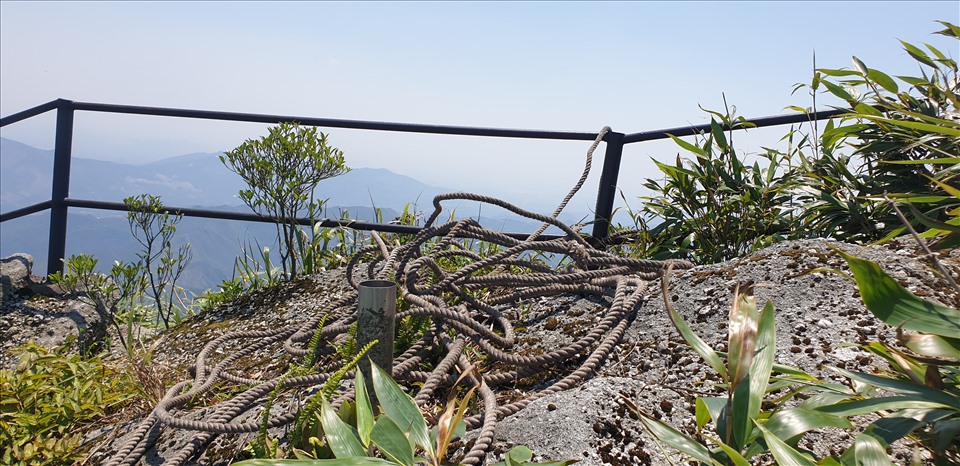 Close-up of where the female tourist U60 fell for 7 days in Yen Tu: The abyss is hundreds of meters deep, the cliff is steep - Photo 6.