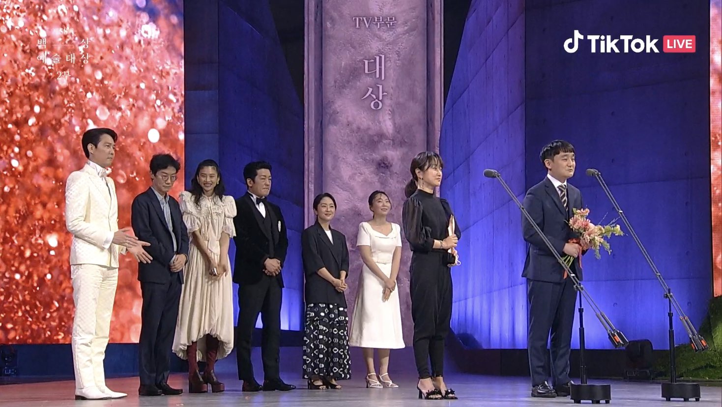 Exploding controversy with the award of Squid Game at Baeksang 2022, netizens decried the value of the prestigious Daesang - Photo 2.