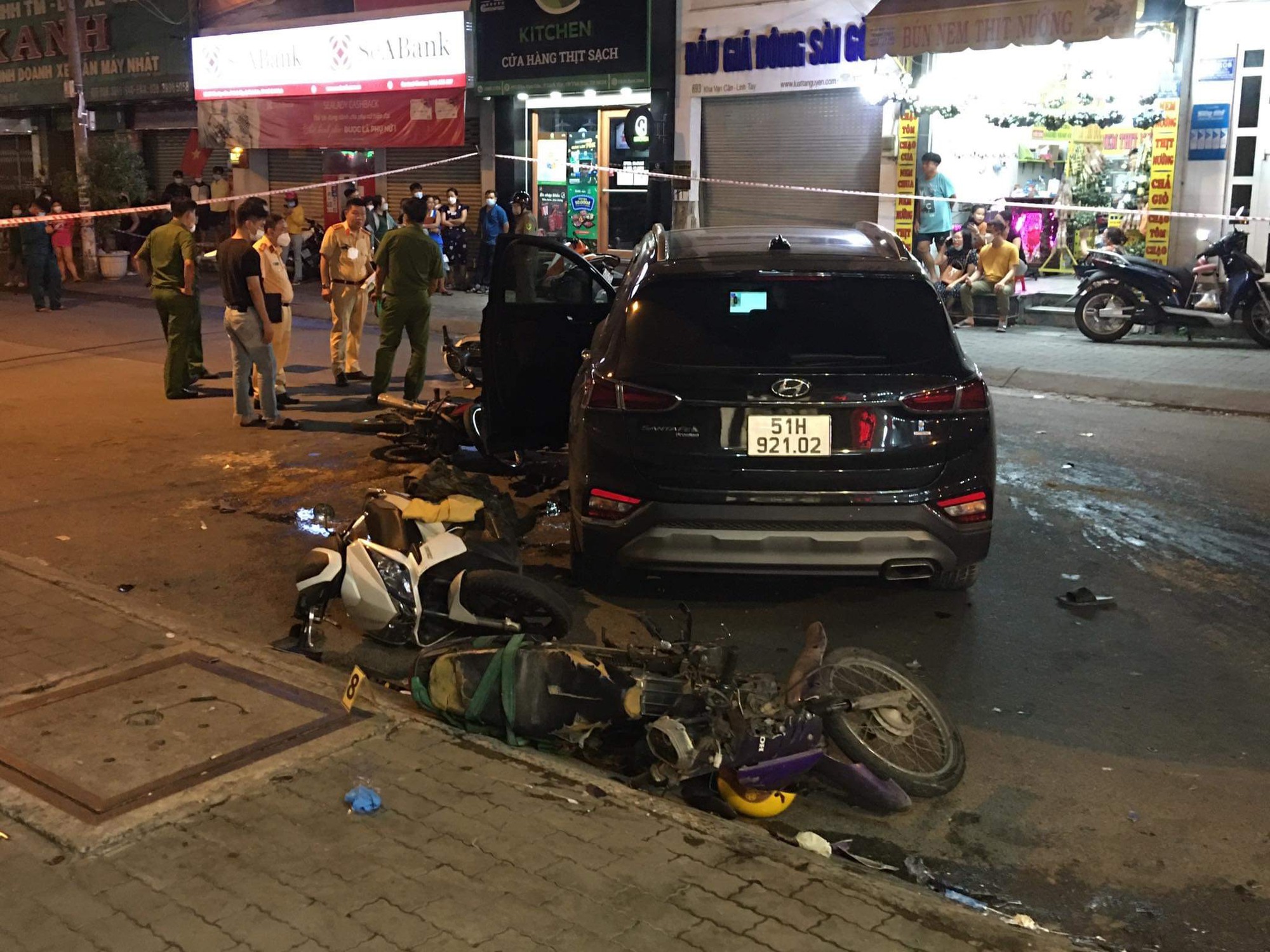 The police called on the driver to hit 10 motorbikes, many people were injured in Thu Duc market to present themselves - Photo 2.