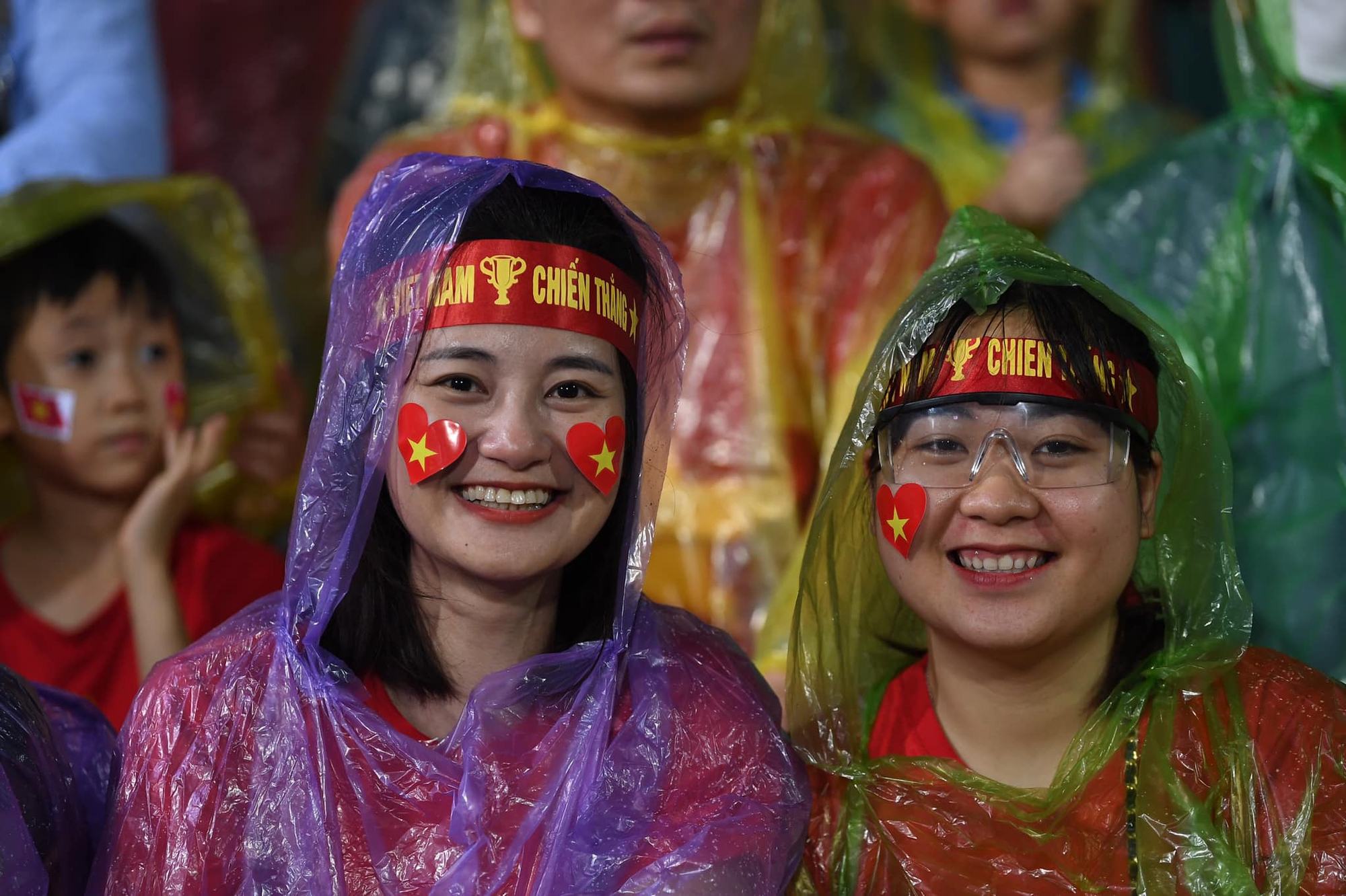 Rộn ràng trước chiến thắng của U23 Việt Nam: Phố đi bộ Nguyễn Huệ lâu lắm rồi mới nóng đến thế; CĐV đội mưa ăn mừng - Ảnh 20.