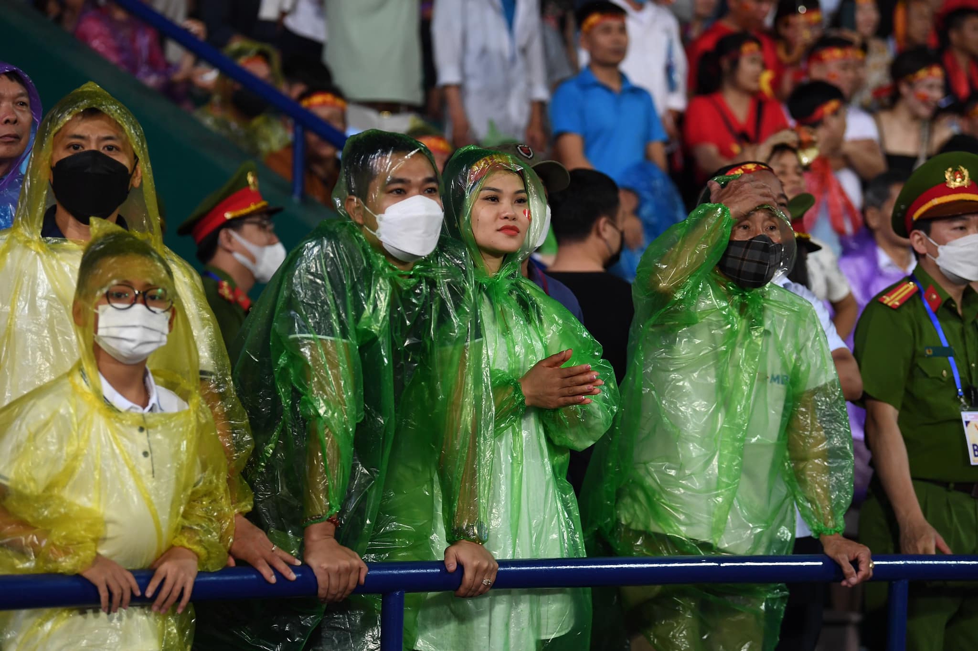 Rộn ràng trước chiến thắng của U23 Việt Nam: Phố đi bộ Nguyễn Huệ lâu lắm rồi mới nóng đến thế; CĐV đội mưa ăn mừng - Ảnh 17.