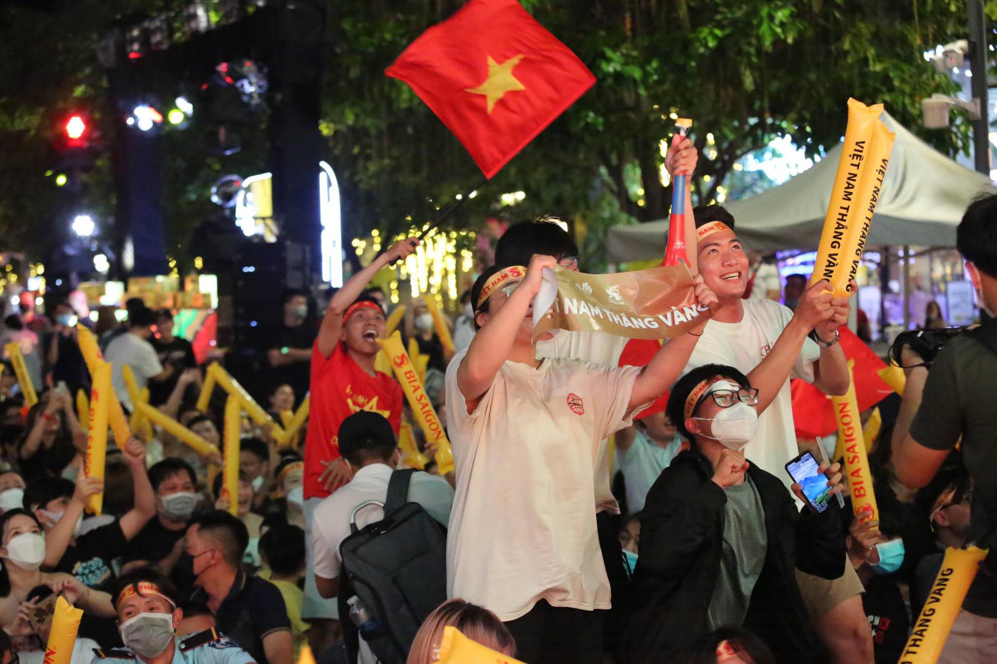 Rộn ràng trước chiến thắng của U23 Việt Nam: Phố đi bộ Nguyễn Huệ lâu lắm rồi mới nóng đến thế; CĐV đội mưa ăn mừng - Ảnh 11.