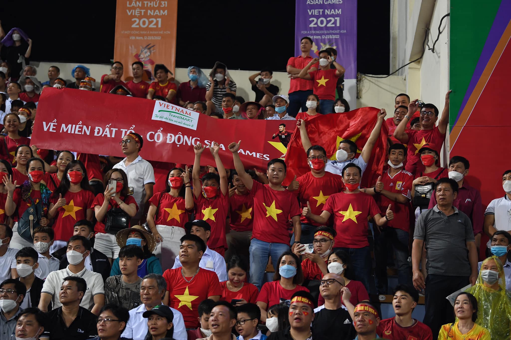Rộn ràng trước chiến thắng của U23 Việt Nam: Phố đi bộ Nguyễn Huệ lâu lắm rồi mới nóng đến thế; CĐV đội mưa ăn mừng - Ảnh 14.