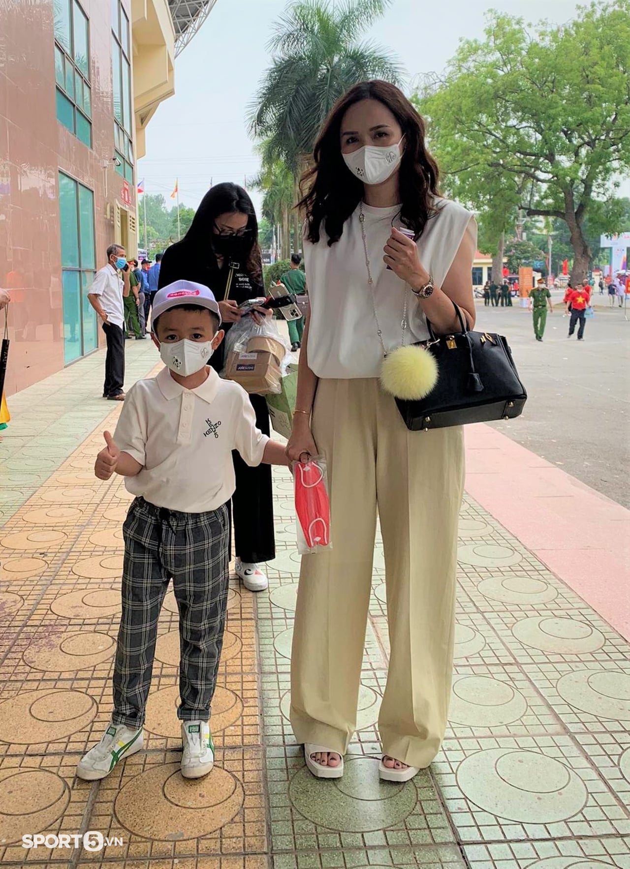 The daughter of the former President of Saigon Club and her son checked-in to Viet Tri Stadium very early, cheering U23 to debut at the 31st SEA Games - Photo 3.