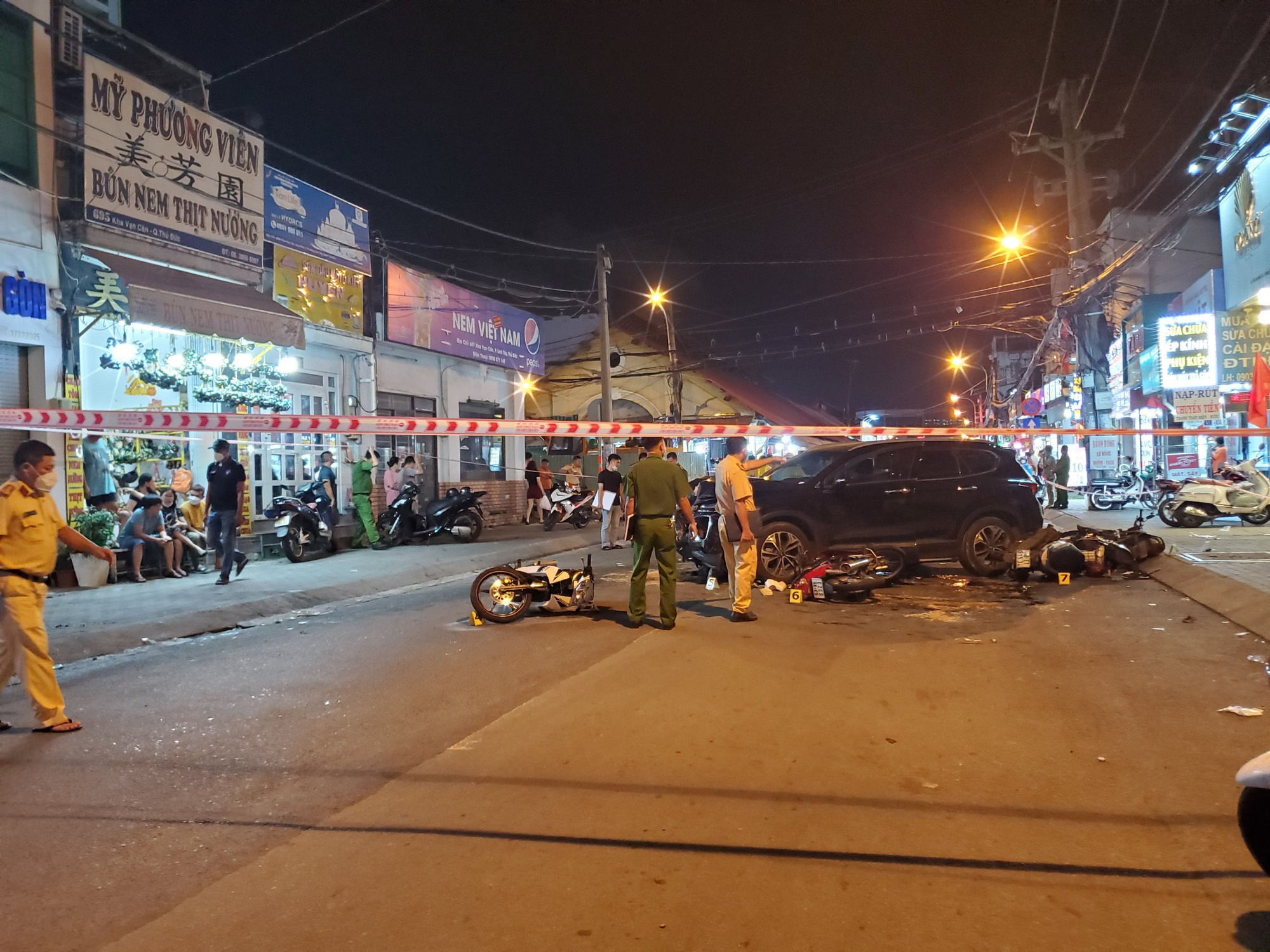 The police called on the driver to hit 10 motorbikes, many people were injured in Thu Duc market to present themselves - Photo 1.