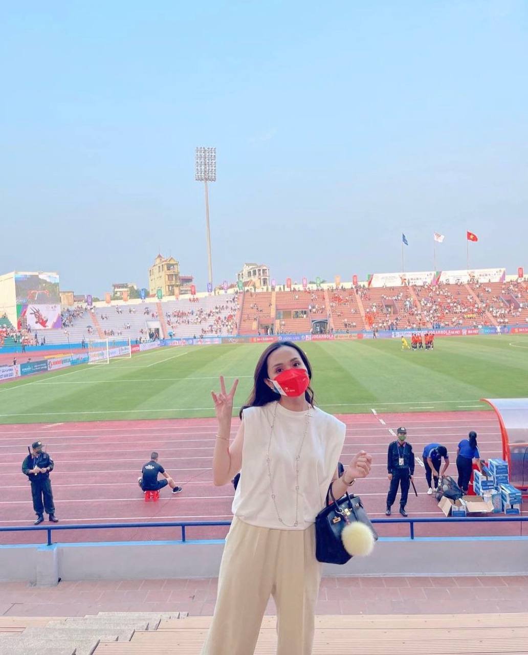 The daughter of the former President of Saigon Club and her son checked-in to Viet Tri Stadium very early, cheering U23 to debut at the 31st SEA Games - Photo 2.