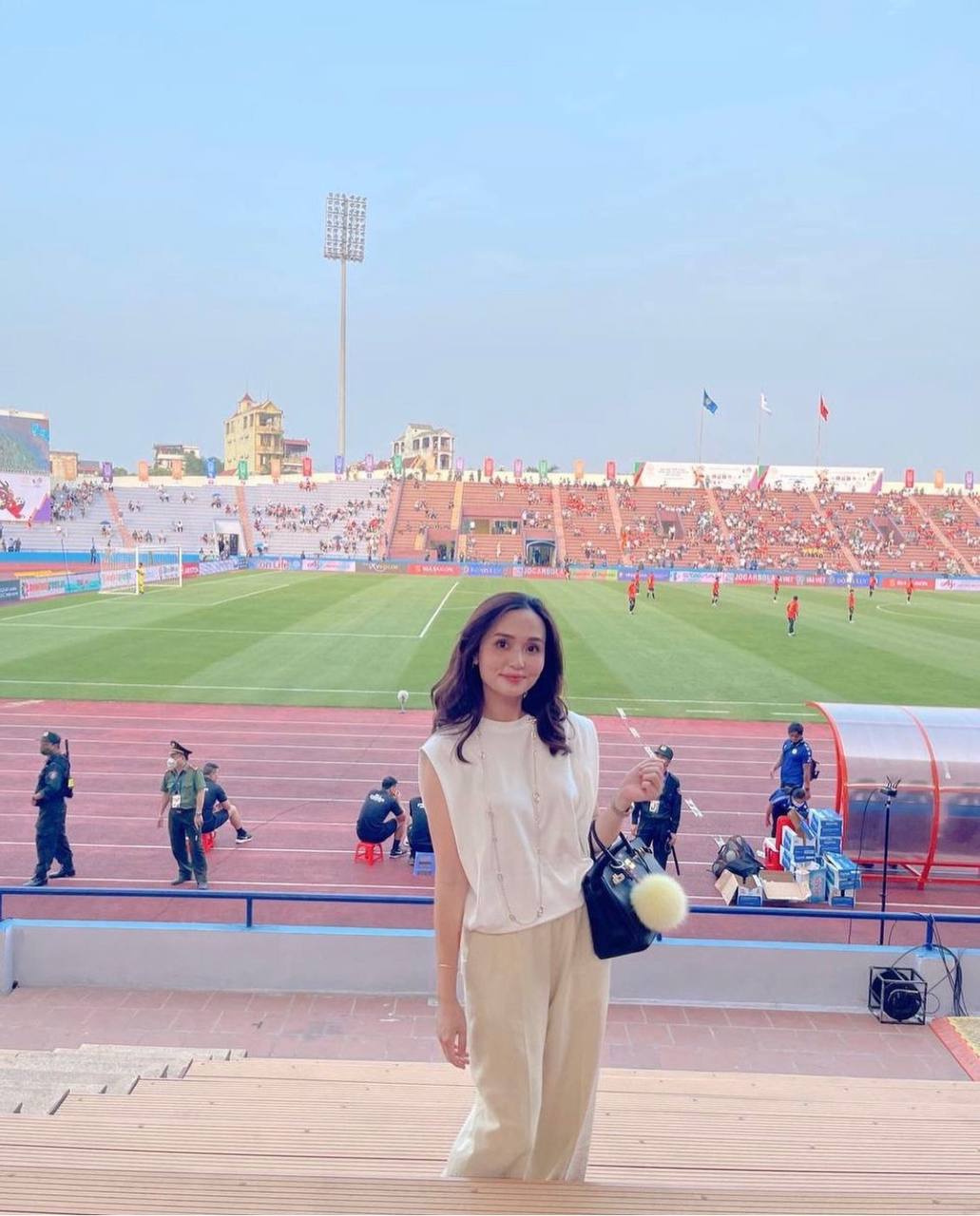 The daughter of the former President of Saigon Club and her son checked-in to Viet Tri Stadium very early, cheering U23 to debut at the 31st SEA Games - Photo 1.