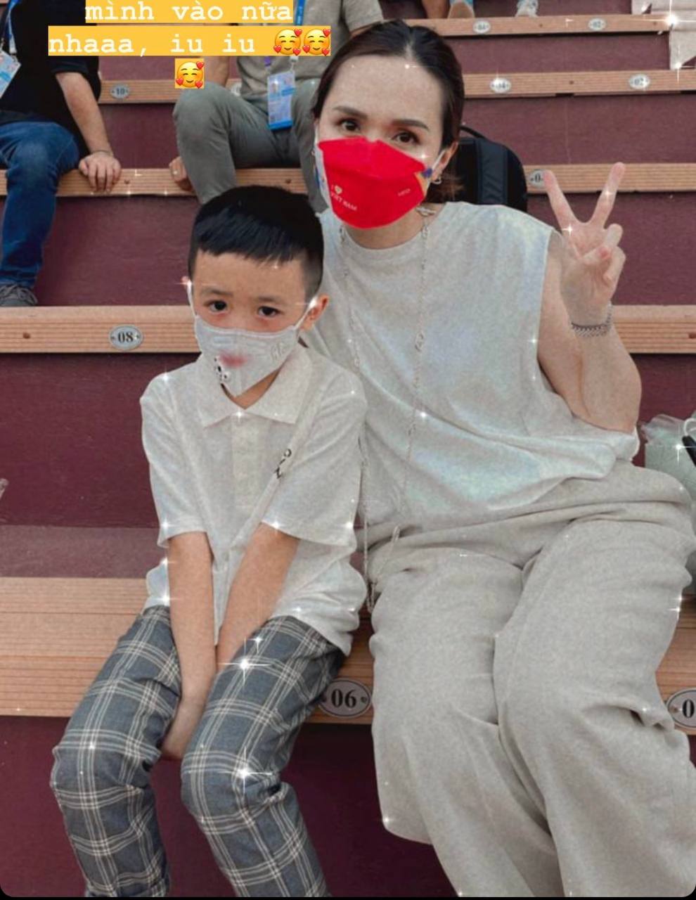 The daughter of the former President of Saigon Club and her son checked in at Viet Tri Stadium very early, cheering U23 to debut at the 31st SEA Games - Photo 4.