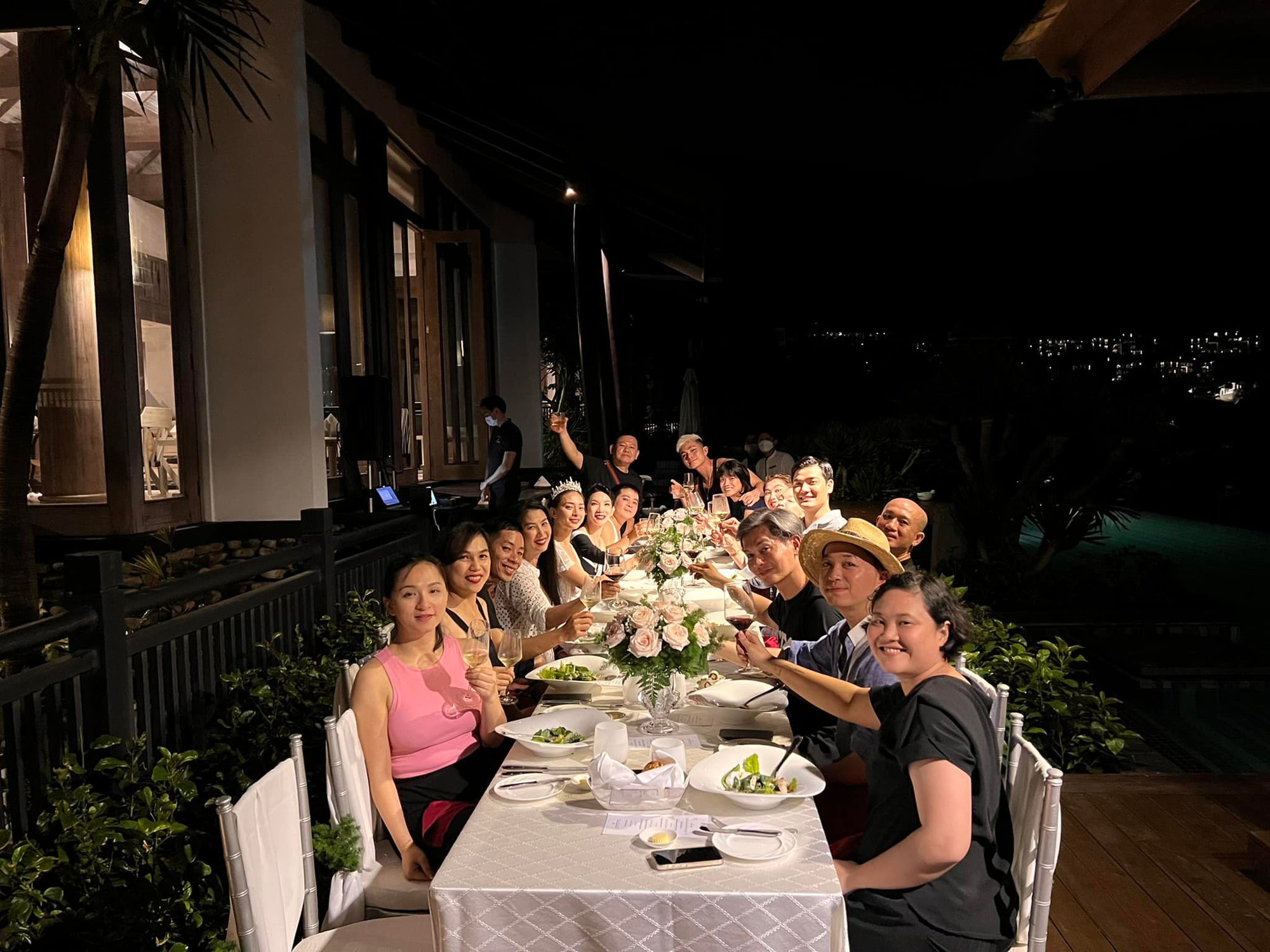 Ngo Thanh Van's bachelor party: The bride wears a cute crown, Xuan Lan and her friends dance to the wharf!  - Photo 5.