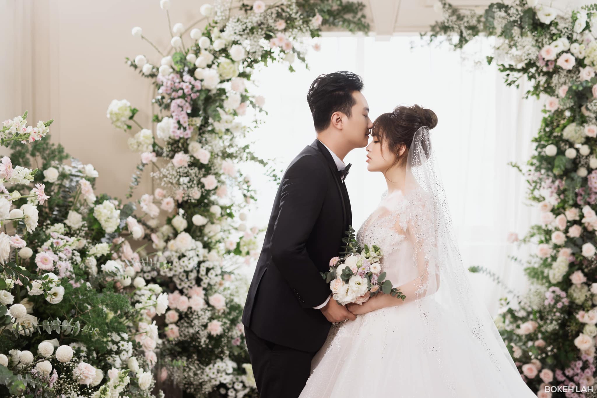Male star Vbiz released a dream-like wedding photo before G: The groom has a brilliant style, the beauty of his girlfriend 2K1 causes a fever - Photo 7.