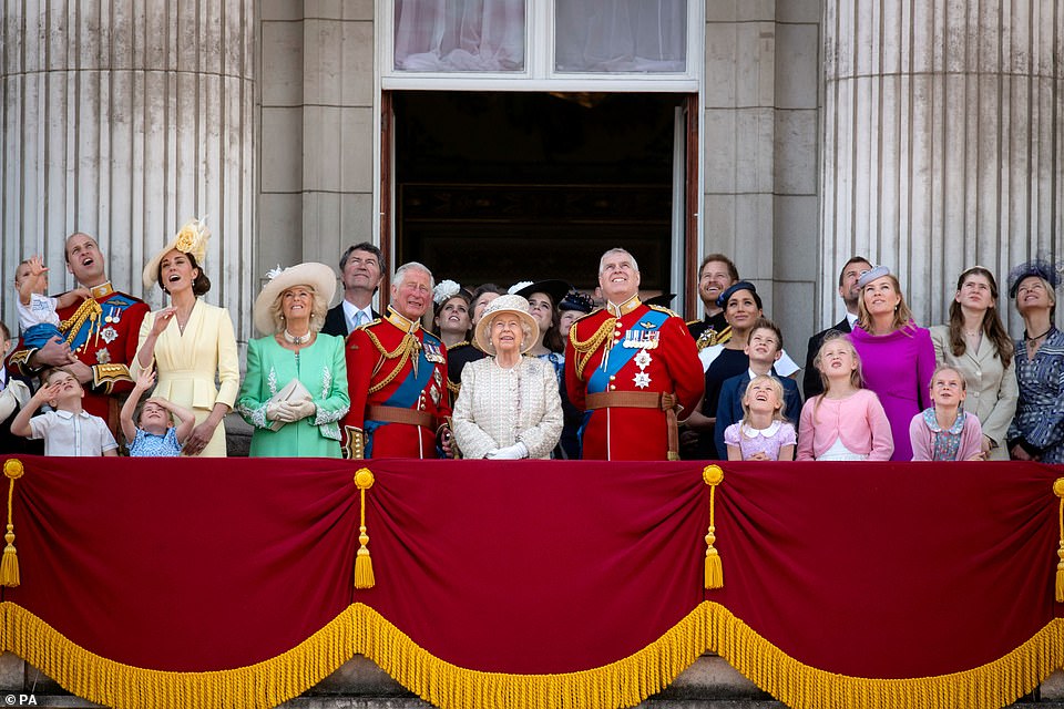 Despite the Queen's ban, Harry and Meghan still have the opportunity to take the spotlight at the Platinum ceremony thanks to this way - Photo 1.