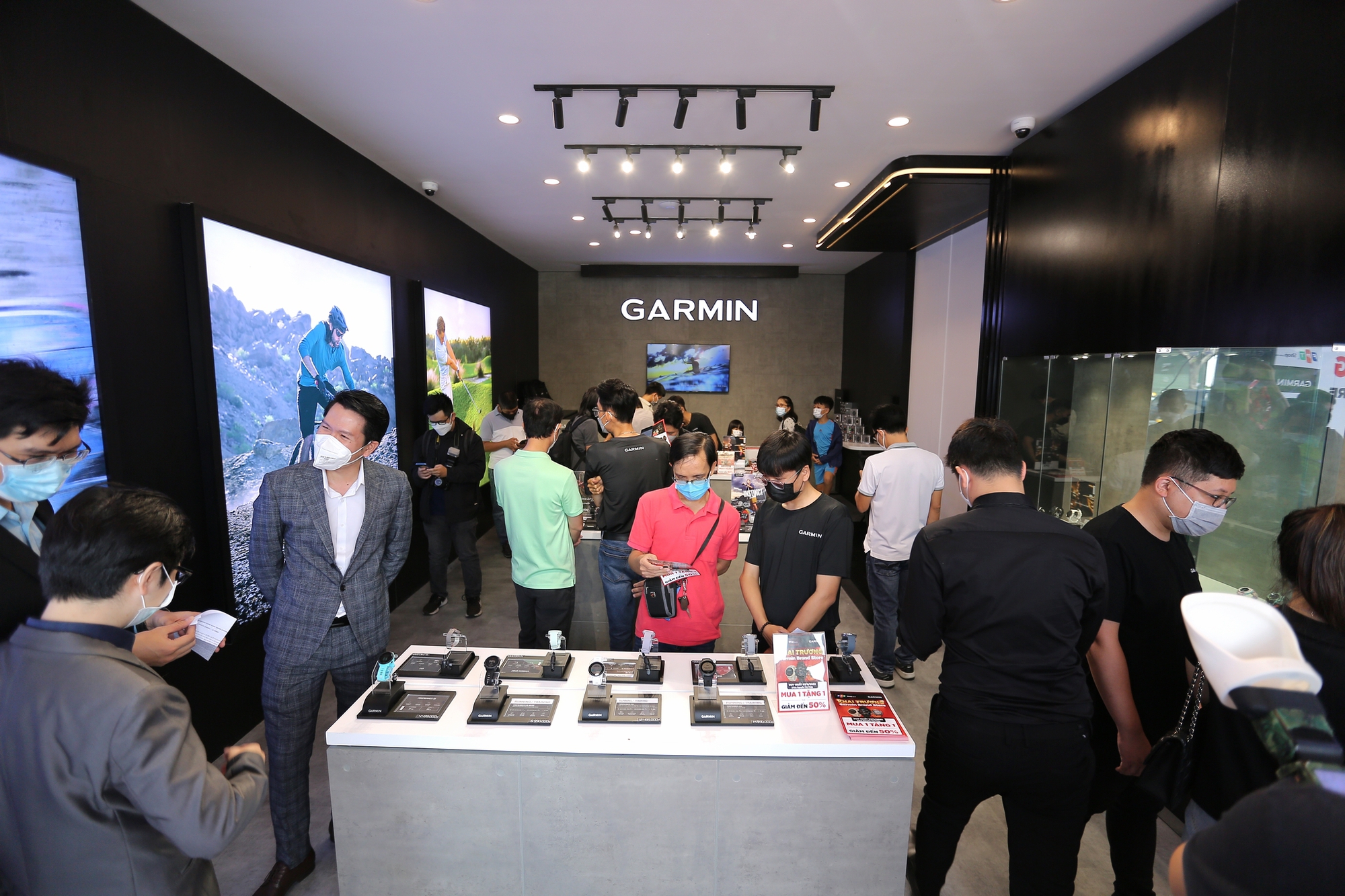 Garmin smartwatch brand cooperates with FPT Shop to open Garmin Brand Store with many attractive promotions - Photo 1.