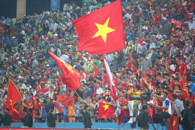 Việt Nam Indonesia vô địch: Trận đấu cuối cùng của giải vô địch bóng đá Đông Nam Á diễn ra giữa hai đội bóng Việt Nam và Indonesia. Trận đấu rất căng thẳng với những tình huống hấp dẫn liên tục. Cuối cùng, đội tuyển Việt Nam đã chiến thắng và trở thành nhà Vô địch. Một chiến thắng lớn cho bóng đá Việt Nam và toàn thể người hâm mộ.