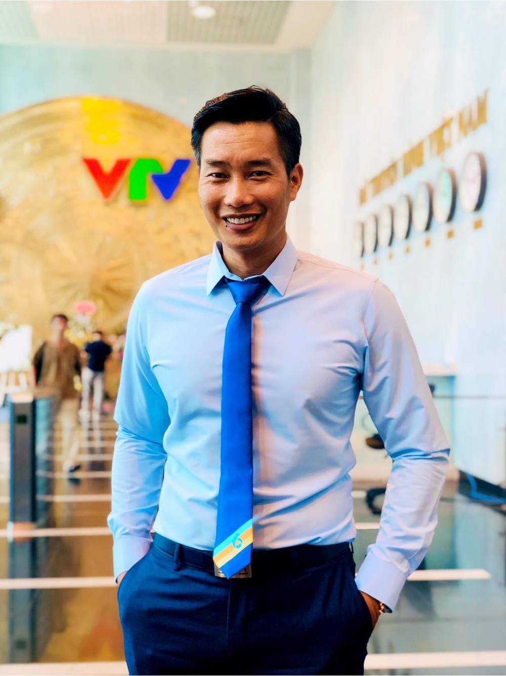 BTV Hoa Thanh Tung: Becoming a boss at VTV, his wife is getting younger and prettier, and his son is nearly 1m90 tall - Photo 2.