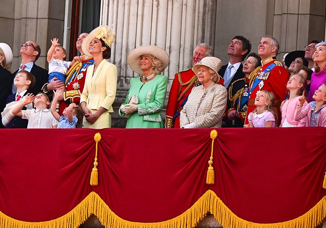 HOT: Meghan and her husband confirmed to attend the Platinum ceremony but were banned by the Queen of England from standing on the balcony of the Palace, why?  - Photo 2.