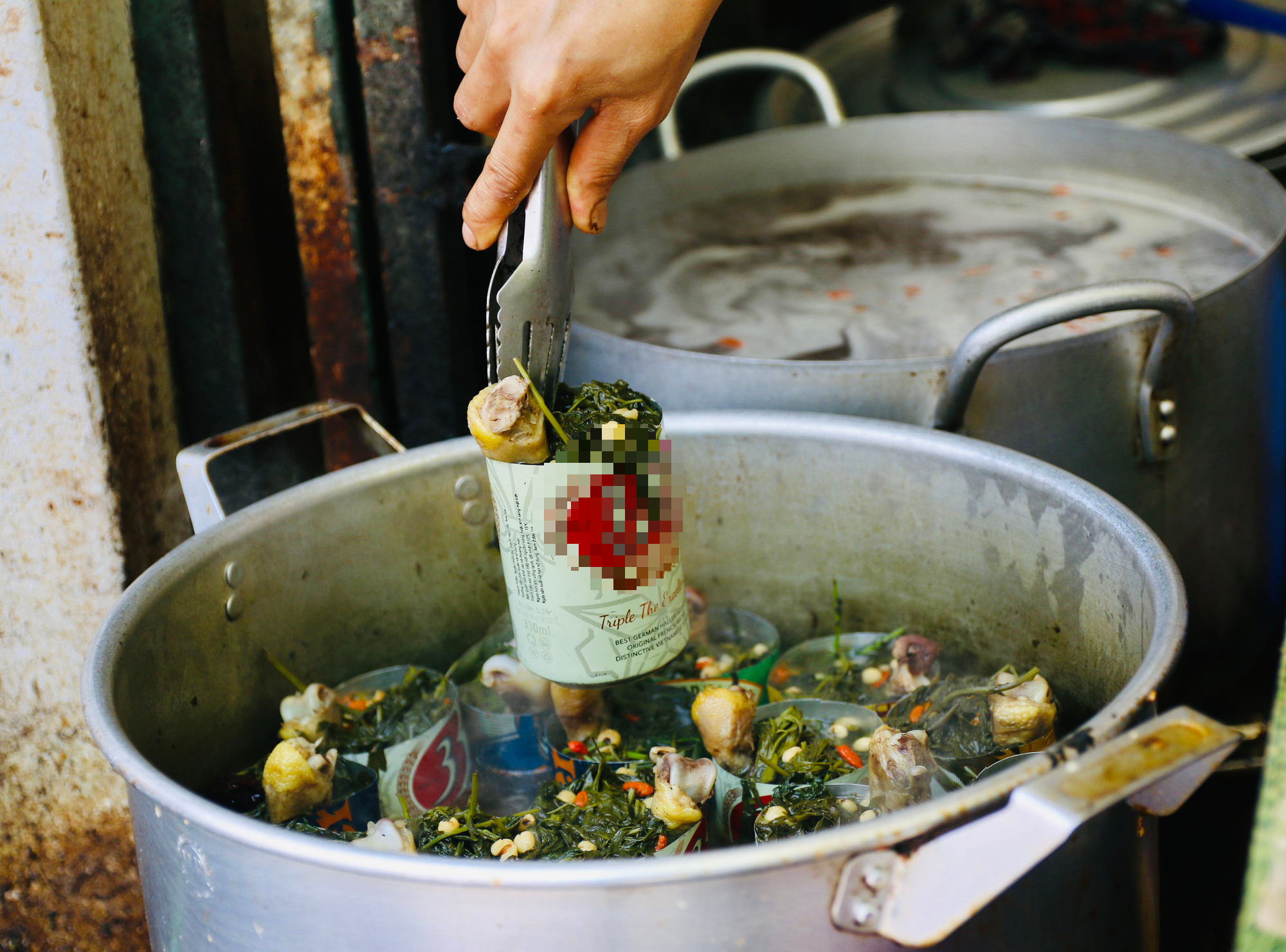 Quán gà tần siêu rẻ, siêu đông ở Hà Nội: Giá chỉ 20.000 đồng, có ngày bán 1.000 suất - Ảnh 3. Quán gà tần siêu rẻ, siêu đông ở Hà Nội: Giá chỉ 20.000 đồng, có ngày bán 1.000 suất - Ảnh 3.