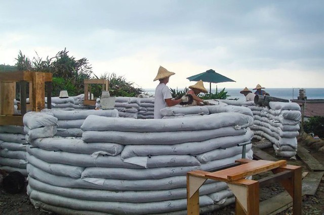 Bất ngờ với ngôi nhà ấm áp vào mùa đông, mùa hè không cần đến điều hòa của thầy giáo dạy Toán - Ảnh 4.